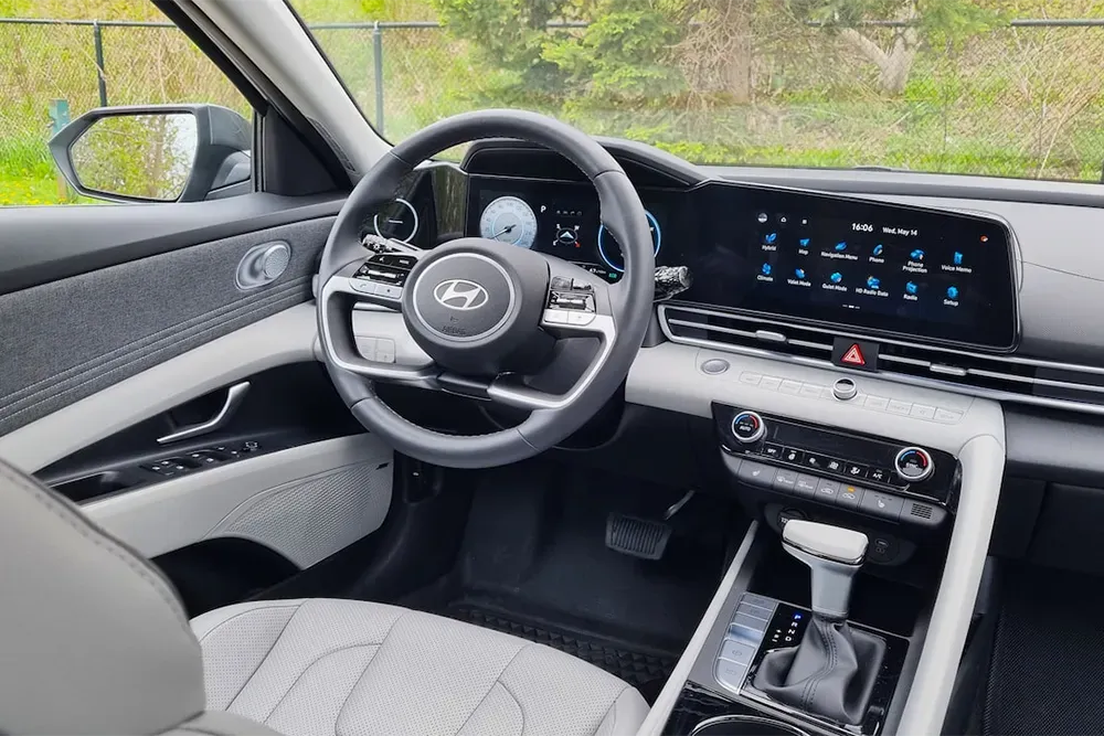hyundai-elantra-2025-interior.webp